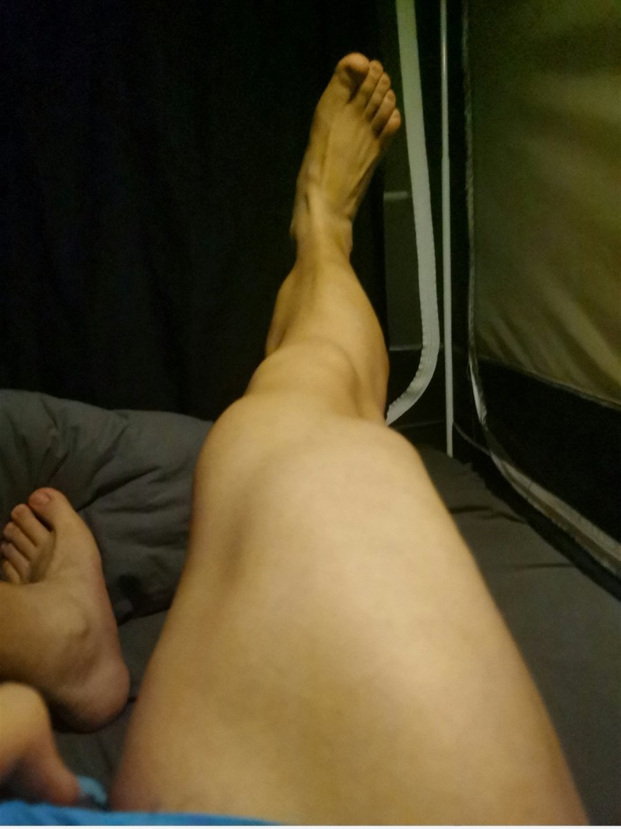 lvming1368's tweet photo. 练完腿是最爽的时候，有骚逼来帮忙按摩舔脚吗 https://t.co/z50Yy2rBon