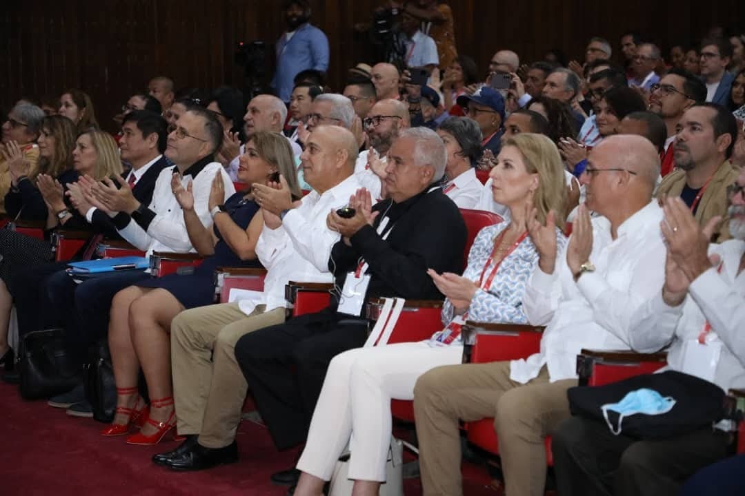 ✅ Con la presencia del Secretario de Organización <a href="/DrRobertoMOjeda/">Dr. Roberto Morales Ojeda</a> y ➕ de 100 participantes de 36 países, arrancó en la <a href="/UniversidadPCC/">Universidad del PCC Ñico López</a> el III Encuentro Internacional de Publicaciones Teóricas de Partidos y Movimientos de Izquierda. 
📚🌍 Sesionará hasta el 17 de mayo.

#Cuba