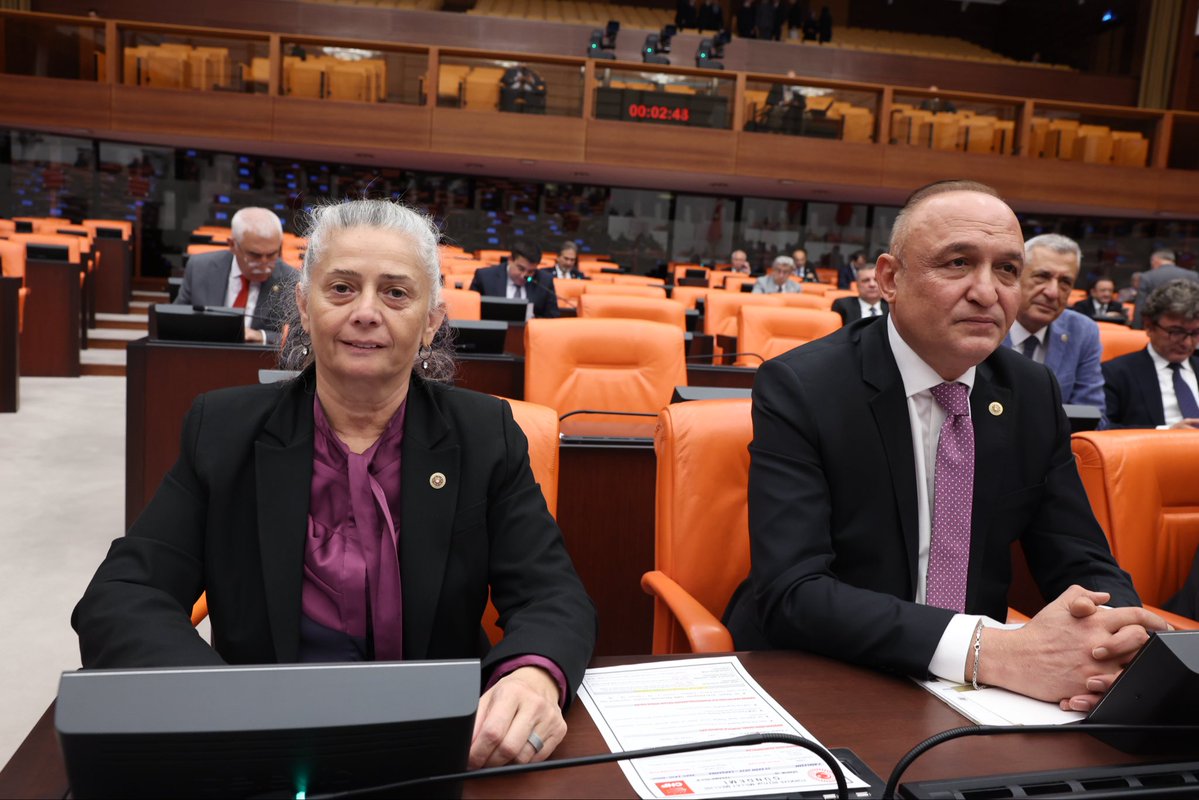 Kamu kurumlarında Yardımcı Hizmetler Sınıfı’nda (YHS) görev yapan personeller, yıllardır süregelen adaletsizliğin sona ermesini bekliyor. Eğitim durumları, görev yaptıkları birimler ve mesleki yeterlilikleri dikkate alınarak; Genel İdari Hizmetler (GİH) ve Teknik Hizmetler