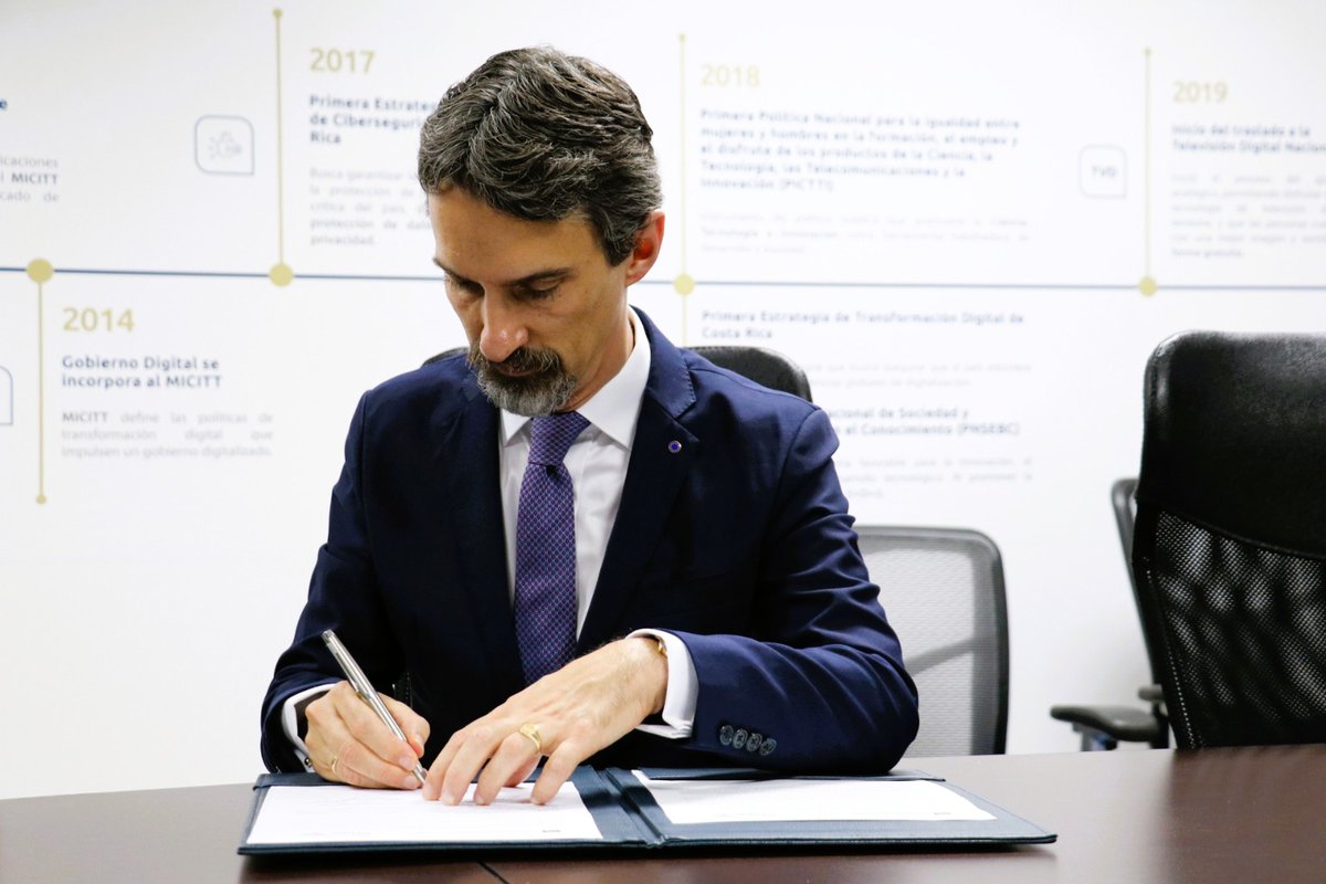 plouislempereur's tweet photo. Junto a la ministra @paubogantesz participé en la firma del MoU entre @micittcr y @RedCLARA, que impulsa la incorporación de 🇨🇷 al proyecto #BELLAII, cofinanciado por la 🇪🇺 en el marco de #GlobalGateway y la #AlianzaDigitalUEALC. https://t.co/CHvpWd1QAn