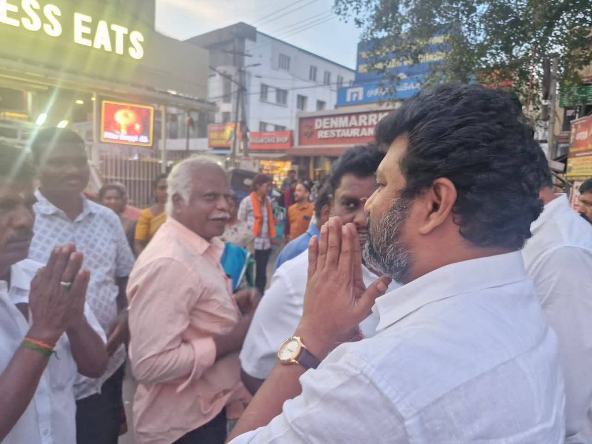 வரலாறு காணாத வகையில் குறைக்கப்பட்ட GST யின் நன்மைகள் குறித்த தெருமுனைப் பிரச்சாரத்தை கோவை வடக்கு சட்டமன்ற தொகுதி கணபதி மண்டலில்  மாவட்டத் தலைவர் திரு <a href="/jrameshkumarbjp/">J.Ramesh Kumar</a> துவக்கி வைத்து, GST யின் நன்மைகள் குறித்த பிரசுரத்தை பொதுமக்களுக்கு வழங்கினார்.
<a href="/BJP4TamilNadu/">BJP Tamilnadu</a> 
<a href="/NainarBJP/">Nainar Nagenthran</a> 
#GST