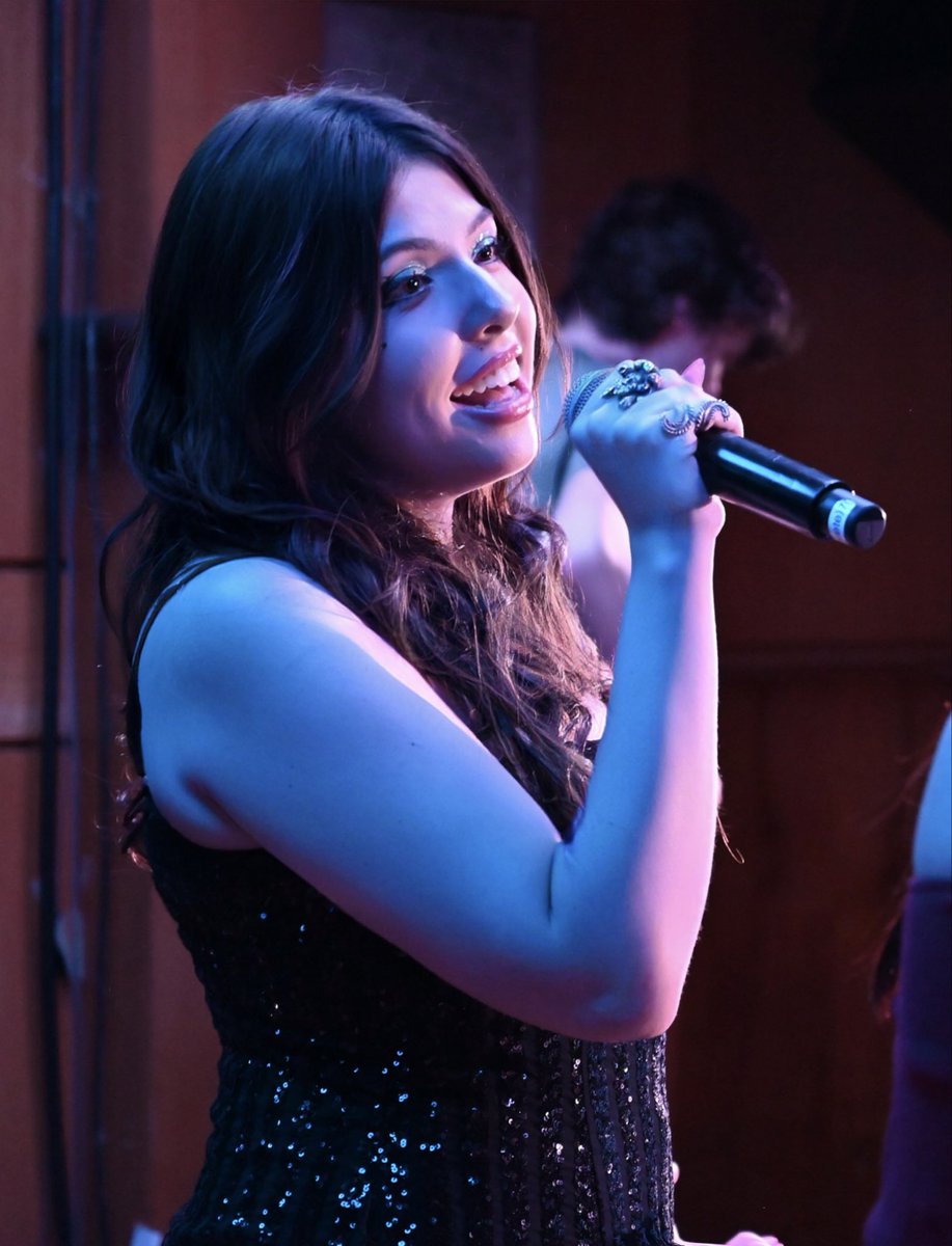 mandyrosewolf's tweet image. Finallyyy posting my first tweet as a post-grad musician. Recent Berklee alum, now fully back home in LA. Between session singing gigs, producing artists, and writing original songs, I’ll be posting some cool stuff that pops up…so stay tuned ;)
#sessionsinger #berklee #newartist