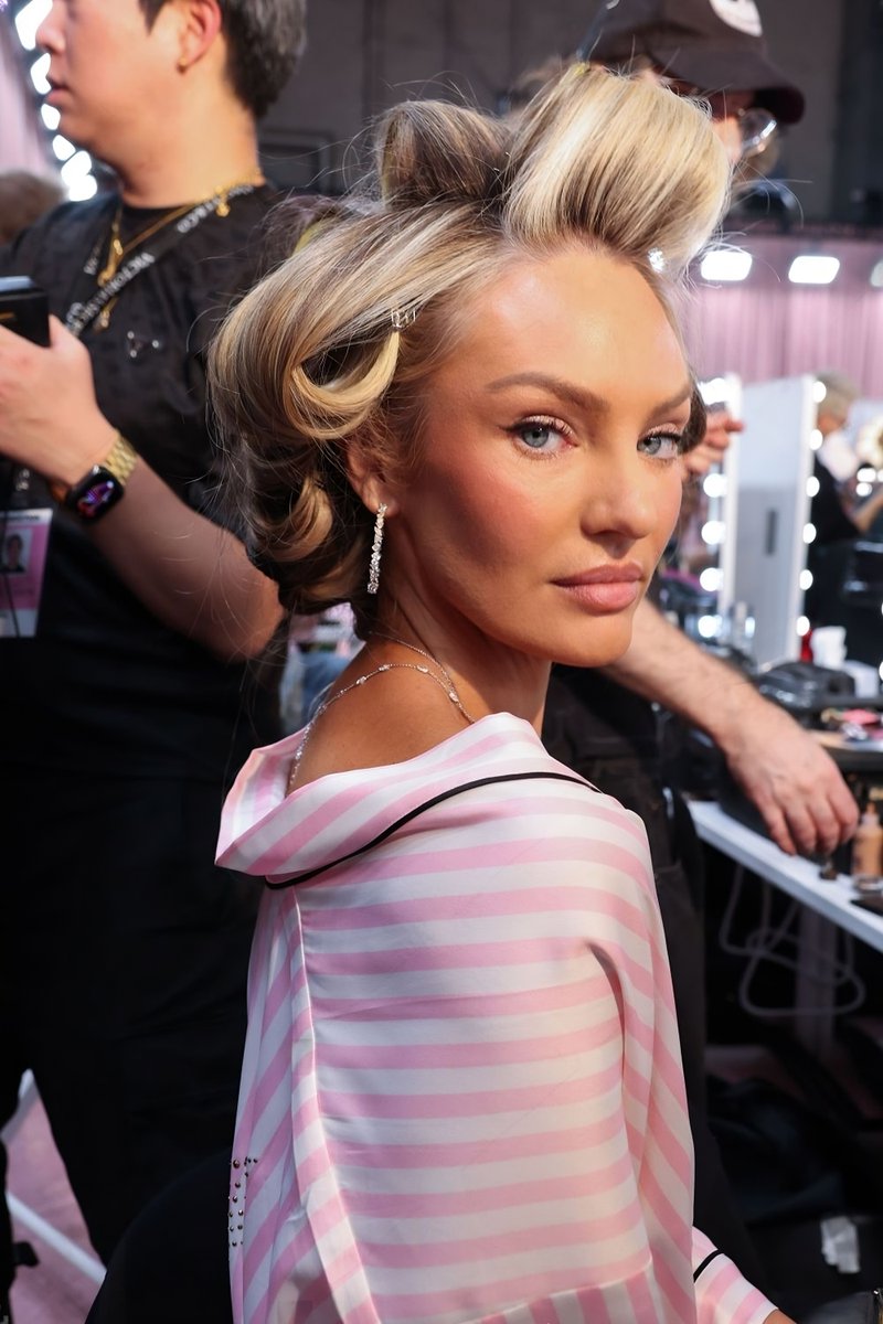 favspopculture's tweet image. candice swanepoel backstage at the victoria's secret fashion show 2025 𐦍