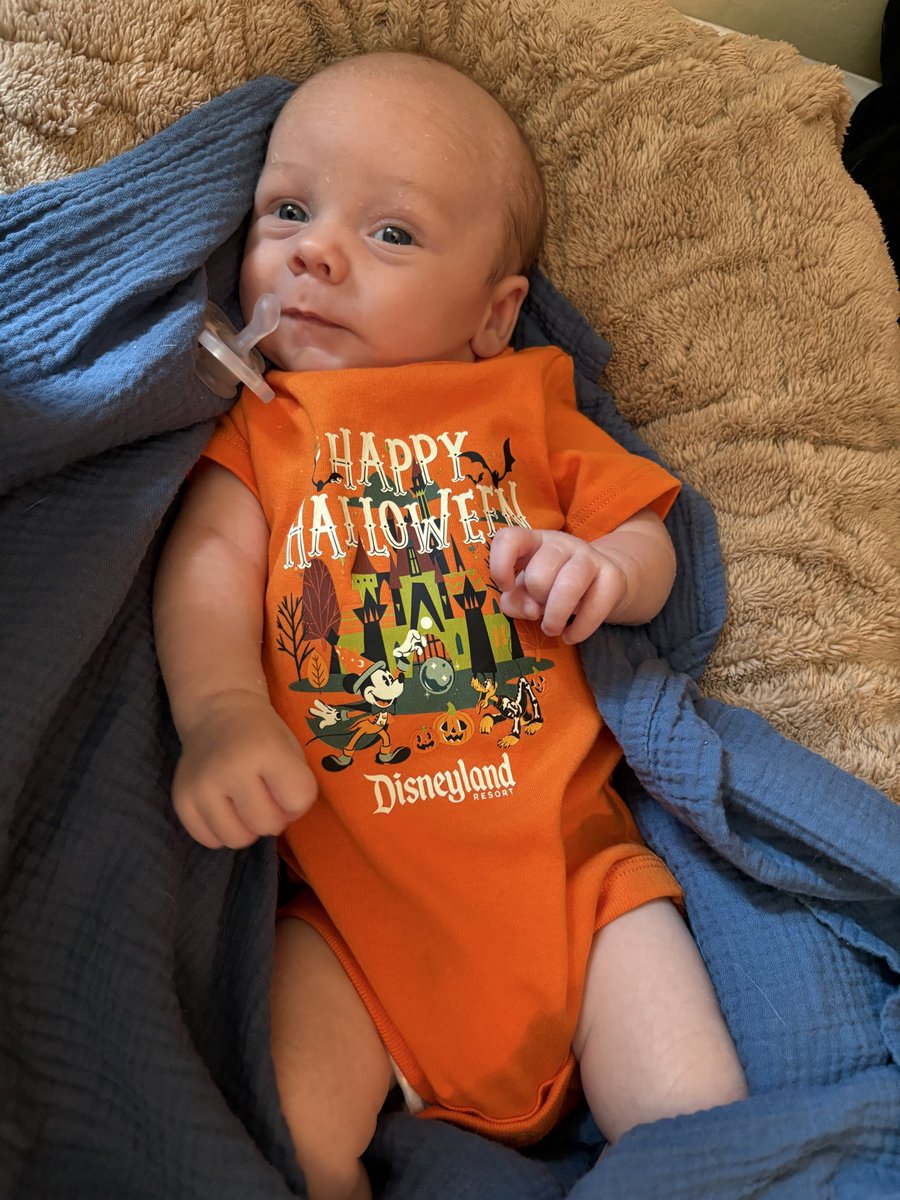 _MurderousMinds's tweet photo. This growing boy is 1.5 months old, wearing 0-3 month outfits, staying awake longer during the days &amp; eating 4oz bottles 🩵🎃😭

@phokin_viking https://t.co/VePlPO5ib4