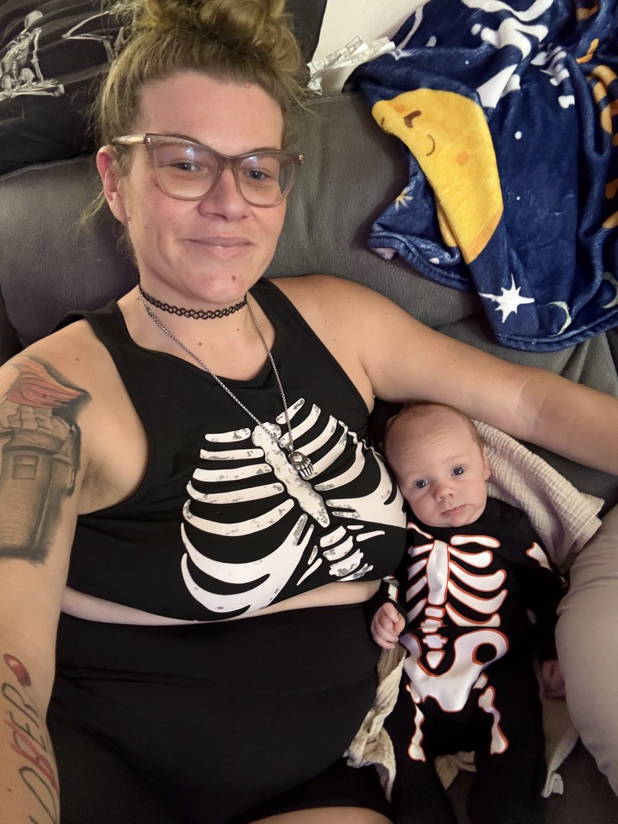 _MurderousMinds's tweet photo. This growing boy is 1.5 months old, wearing 0-3 month outfits, staying awake longer during the days &amp; eating 4oz bottles 🩵🎃😭

@phokin_viking https://t.co/VePlPO5ib4