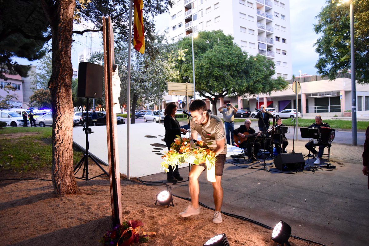 matarocat's tweet image. Ofrena floral amb motiu de la commemoració del 85è aniversari de l'afusellament de Lluís Companys
Aquest any, amb l’acompanyament musical de Trio Ítaca