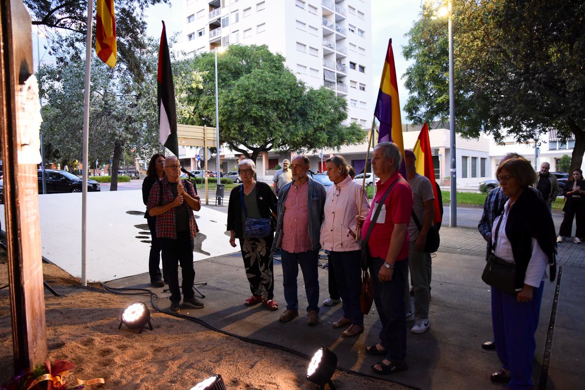matarocat's tweet image. Ofrena floral amb motiu de la commemoració del 85è aniversari de l'afusellament de Lluís Companys
Aquest any, amb l’acompanyament musical de Trio Ítaca