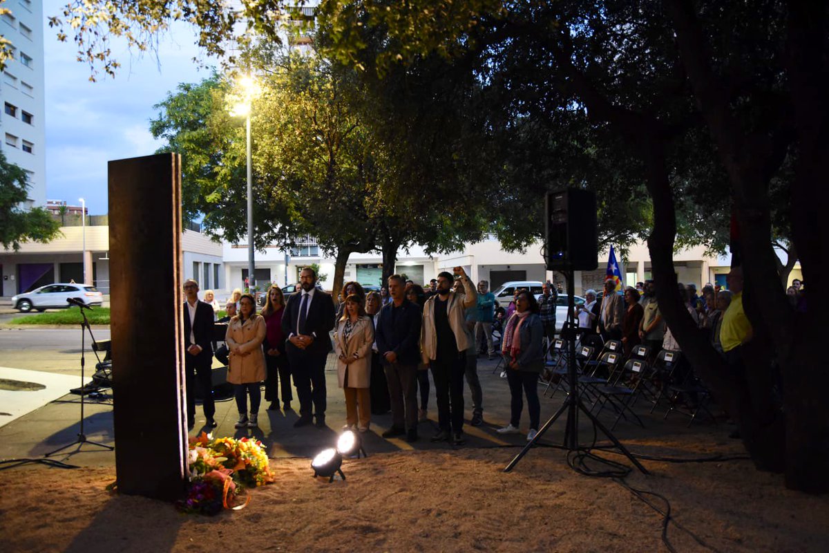 matarocat's tweet image. Ofrena floral amb motiu de la commemoració del 85è aniversari de l'afusellament de Lluís Companys
Aquest any, amb l’acompanyament musical de Trio Ítaca