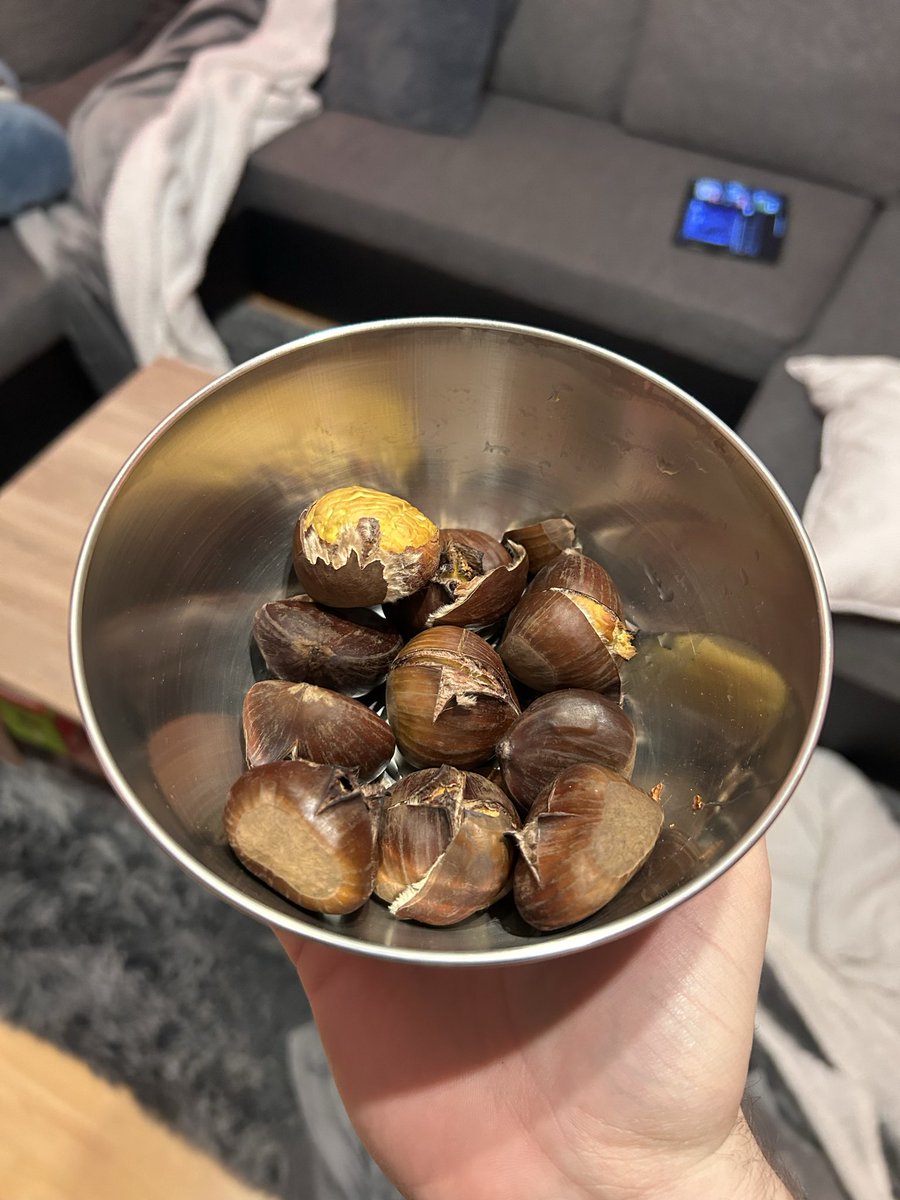 Roasted Chestnuts! :3

My whole flat smells like them 🥰

Two of them exploded in the airfryer xD damn these are loud and powerful but sooo delicious! :3