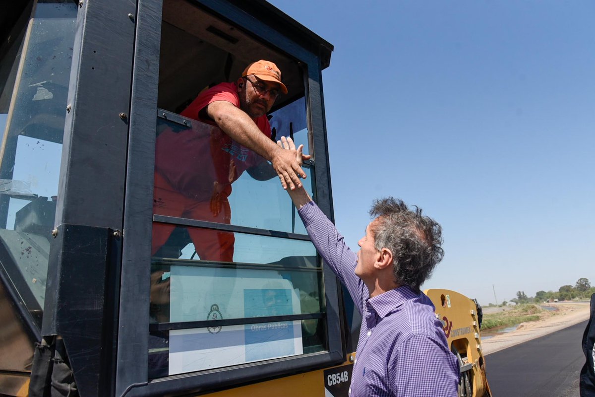 gkatopodis's tweet image. La Ruta del Cereal es de las obras más priorizadas e importantes que tenemos en la provincia de Buenos Aires. 

Por decisión de @Kicillofok de invertir recursos provinciales, estamos pavimentando un total de 47,4 km de este corredor estratégico para el sector agropecuario que…