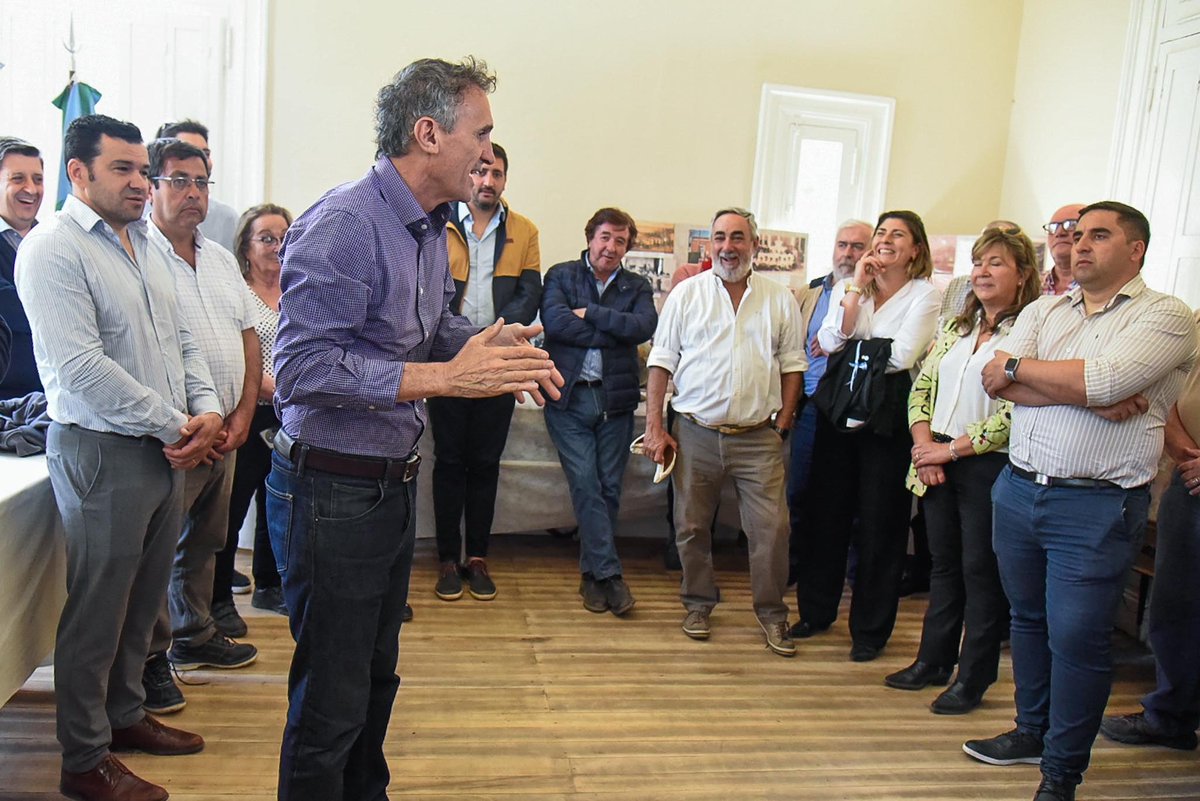 gkatopodis's tweet image. La Ruta del Cereal es de las obras más priorizadas e importantes que tenemos en la provincia de Buenos Aires. 

Por decisión de @Kicillofok de invertir recursos provinciales, estamos pavimentando un total de 47,4 km de este corredor estratégico para el sector agropecuario que…