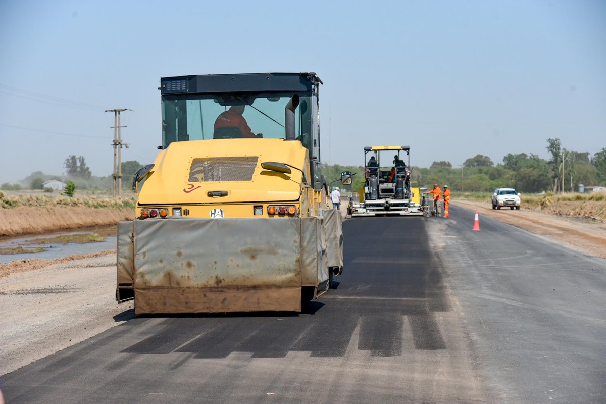 gkatopodis's tweet image. La Ruta del Cereal es de las obras más priorizadas e importantes que tenemos en la provincia de Buenos Aires. 

Por decisión de @Kicillofok de invertir recursos provinciales, estamos pavimentando un total de 47,4 km de este corredor estratégico para el sector agropecuario que…