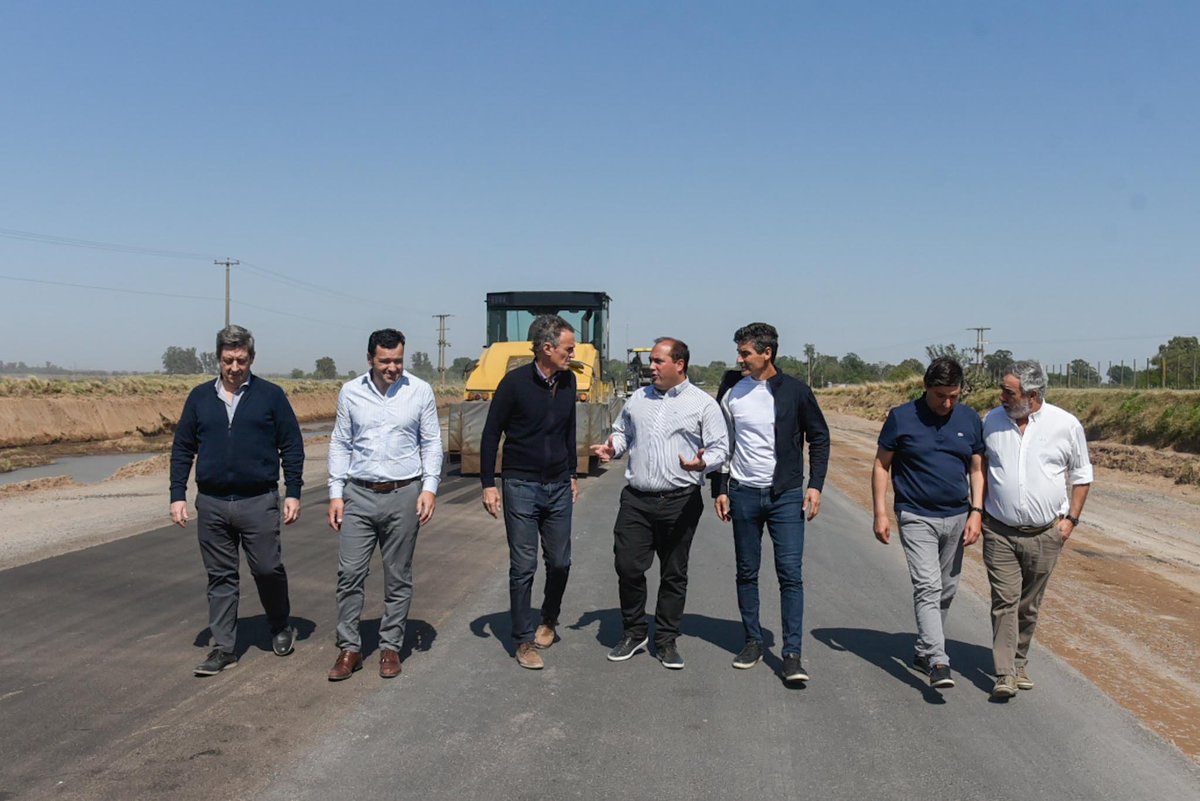 gkatopodis's tweet image. La Ruta del Cereal es de las obras más priorizadas e importantes que tenemos en la provincia de Buenos Aires. 

Por decisión de @Kicillofok de invertir recursos provinciales, estamos pavimentando un total de 47,4 km de este corredor estratégico para el sector agropecuario que…