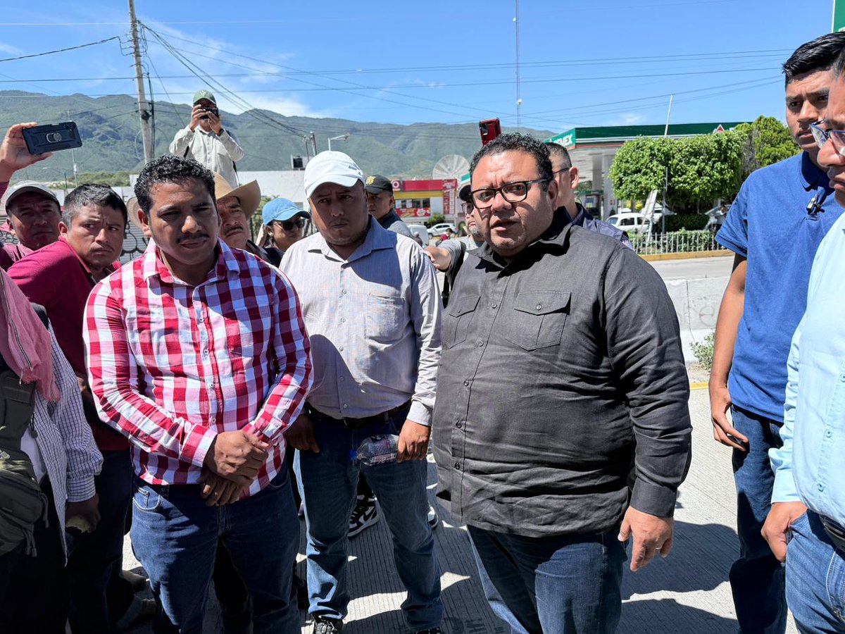 SGG_Gro's tweet image. El subsecretario de Desarrollo Político y Social, Francisco Rodríguez Cisneros, se reúne con integrantes de la CRAC-PC, quienes mantienen un bloqueo en el punto conocido como el Parador del Marqués en Chilpancingo, les hizo un llamado al diálogo y los invitó a instalar una