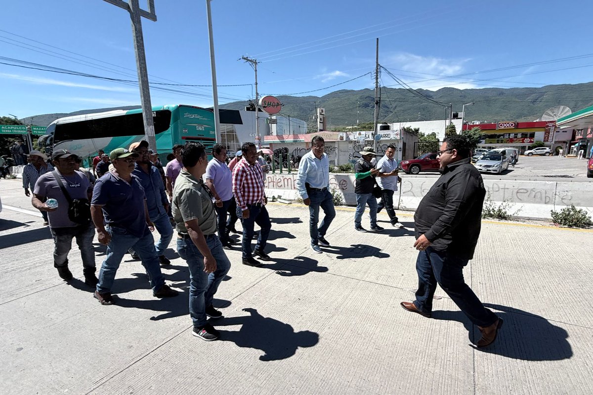 SGG_Gro's tweet image. El subsecretario de Desarrollo Político y Social, Francisco Rodríguez Cisneros, se reúne con integrantes de la CRAC-PC, quienes mantienen un bloqueo en el punto conocido como el Parador del Marqués en Chilpancingo, les hizo un llamado al diálogo y los invitó a instalar una