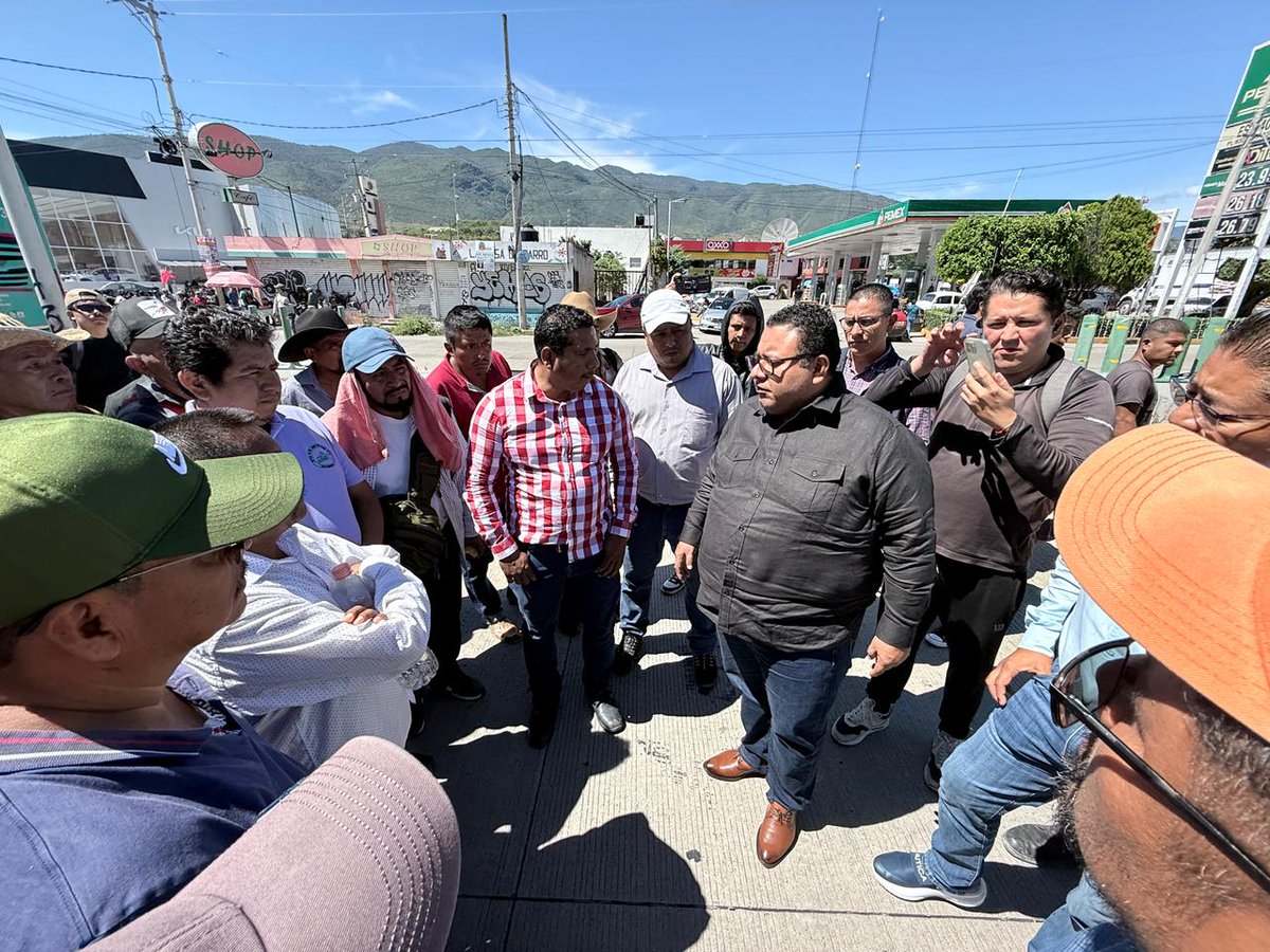 SGG_Gro's tweet image. El subsecretario de Desarrollo Político y Social, Francisco Rodríguez Cisneros, se reúne con integrantes de la CRAC-PC, quienes mantienen un bloqueo en el punto conocido como el Parador del Marqués en Chilpancingo, les hizo un llamado al diálogo y los invitó a instalar una