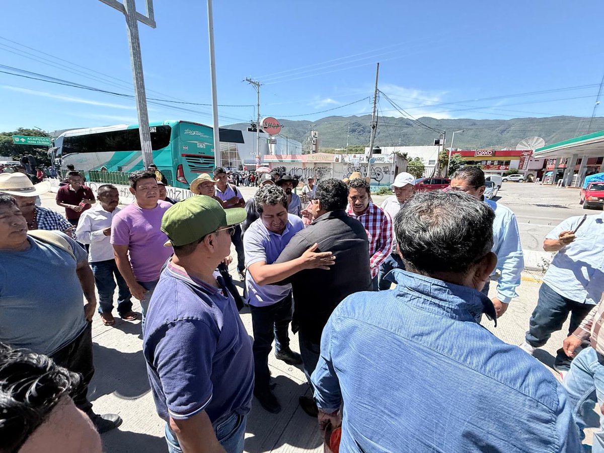 SGG_Gro's tweet image. El subsecretario de Desarrollo Político y Social, Francisco Rodríguez Cisneros, se reúne con integrantes de la CRAC-PC, quienes mantienen un bloqueo en el punto conocido como el Parador del Marqués en Chilpancingo, les hizo un llamado al diálogo y los invitó a instalar una