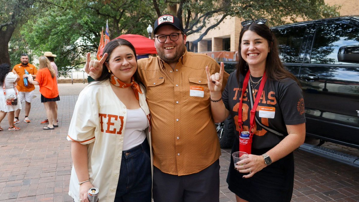 utexascoe's tweet image. Our Sport Management students, alumni and donors came together for their annual tailgate celebration filled with connection and Longhorn pride 🤘 

#HookEm #HornsUp