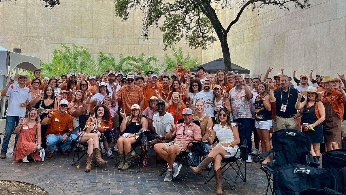 utexascoe's tweet image. Our Sport Management students, alumni and donors came together for their annual tailgate celebration filled with connection and Longhorn pride 🤘 

#HookEm #HornsUp