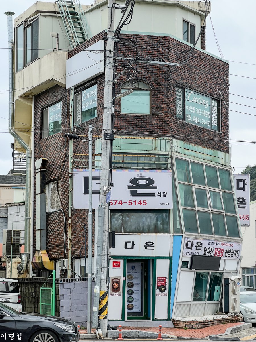 건축가 없는 건축

증축이 필요할 때마다 조금씩 덧붙여진 듯한 건물이었지만, 의외로 전체가 조화를 이루고 있었다. 외피를 임시로 덧대는 방식이 아니라, 건물의 매스를 그대로 이어 붙인 형태라 특유의 입체감이 생겼다. 계획되지 않은 확장이 오히려 건물에 독특한 생김새를 만들어낸 듯했다.