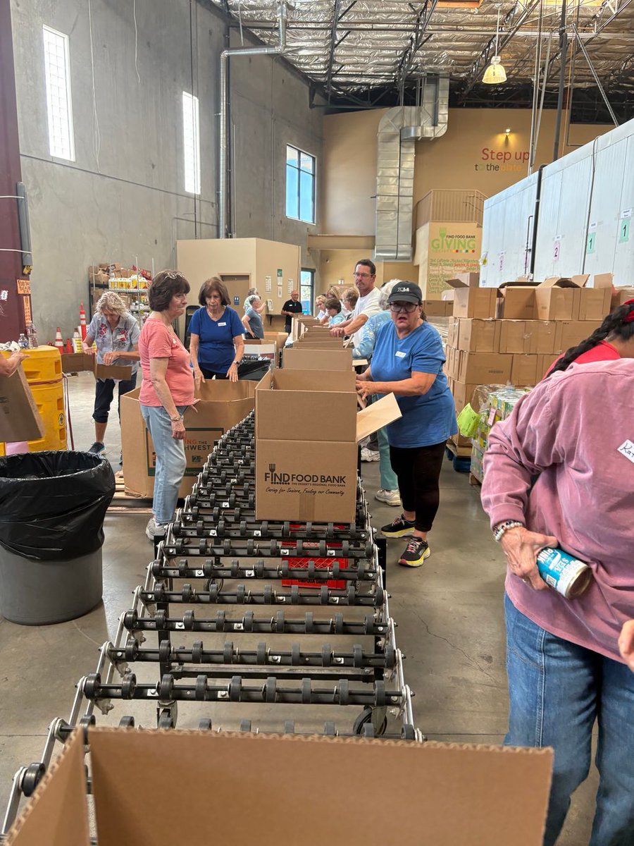 OfficialRCDP's tweet image. 25 members of Democrats of Sun City volunteered at FIND Food Bank today!
Helping our community.
#thisiswhatdemocracylookslike