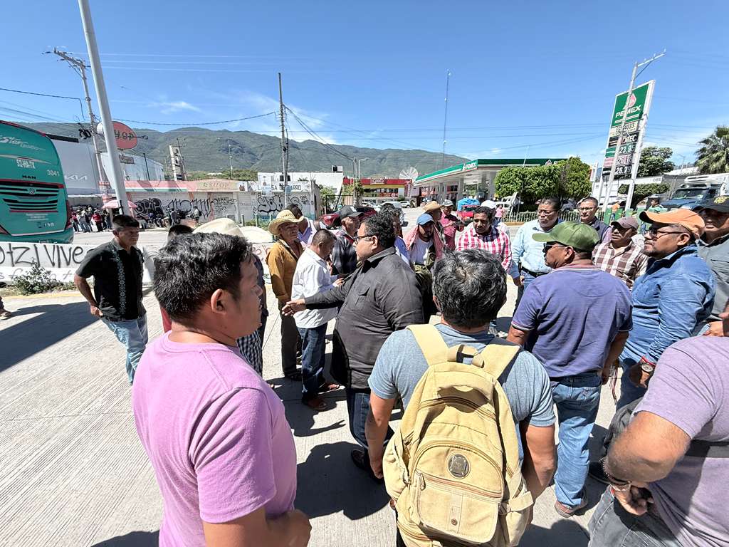 RTG_Noticias's tweet image. #Chilpancingo | ⚖🤝 Autoridades estatales llaman al diálogo con la CRAC-PC 📜✍ El subsecretario de Desarrollo Político y Social, Francisco Rodríguez Cisneros, invitó a los manifestantes a dialogar con el objetivo de atender sus demandas de manera institucional y pacífica.