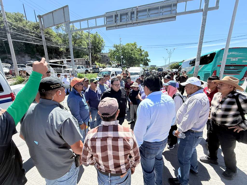 RTG_Noticias's tweet image. #Chilpancingo | ⚖🤝 Autoridades estatales llaman al diálogo con la CRAC-PC 📜✍ El subsecretario de Desarrollo Político y Social, Francisco Rodríguez Cisneros, invitó a los manifestantes a dialogar con el objetivo de atender sus demandas de manera institucional y pacífica.