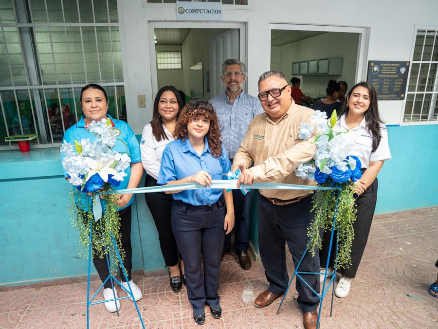 enter504's tweet image. #Empresarial Lanzamiento oficial: ♻️💻 Reconecta transforma residuos peligrosos para donar computadoras a escuelas y combatir la brecha digital     #Reconecta #RSE #Educación #BrechaDigital #Recacel #Honduras 
👉 bit.ly/4qc3qQp