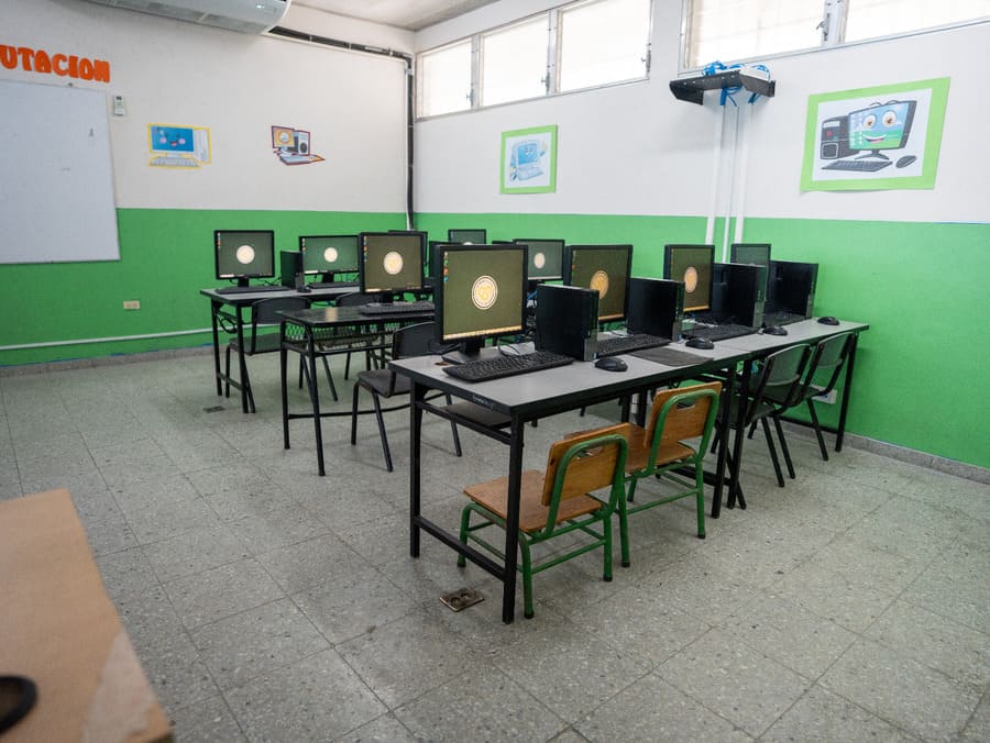enter504's tweet image. #Empresarial Lanzamiento oficial: ♻️💻 Reconecta transforma residuos peligrosos para donar computadoras a escuelas y combatir la brecha digital     #Reconecta #RSE #Educación #BrechaDigital #Recacel #Honduras 
👉 bit.ly/4qc3qQp