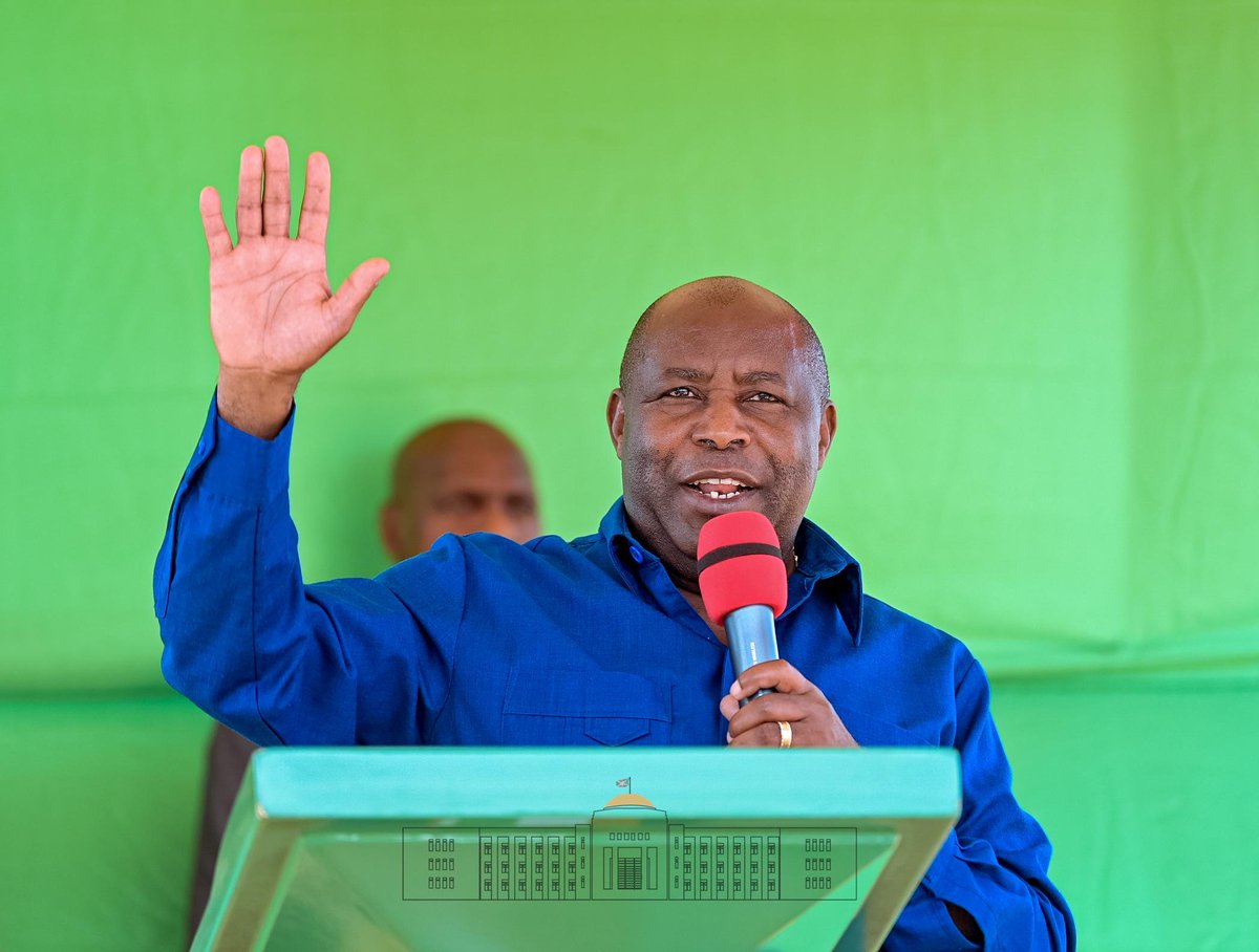 KwaNtare's tweet photo. Mw'ijambo yashikirije ku kibuga ca #SOSUMO, Umukuru w'igihugu c'Uburundi Nyenicubahiro @GeneralNeva yavuze yuko igihe cageze co gucukura no guhingura ubutare  nk'uko ba sogokuru bacu babikora neza, kandi bari bafise ubushobozi buke imbere y'umuzo w'abakoroni. https://t.co/5FGSrBzS9I