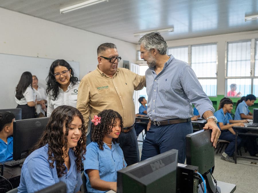 enter504's tweet image. #Empresarial Lanzamiento oficial: ♻️💻 Reconecta transforma residuos peligrosos para donar computadoras a escuelas y combatir la brecha digital     #Reconecta #RSE #Educación #BrechaDigital #Recacel #Honduras 
👉 bit.ly/4qc3qQp
