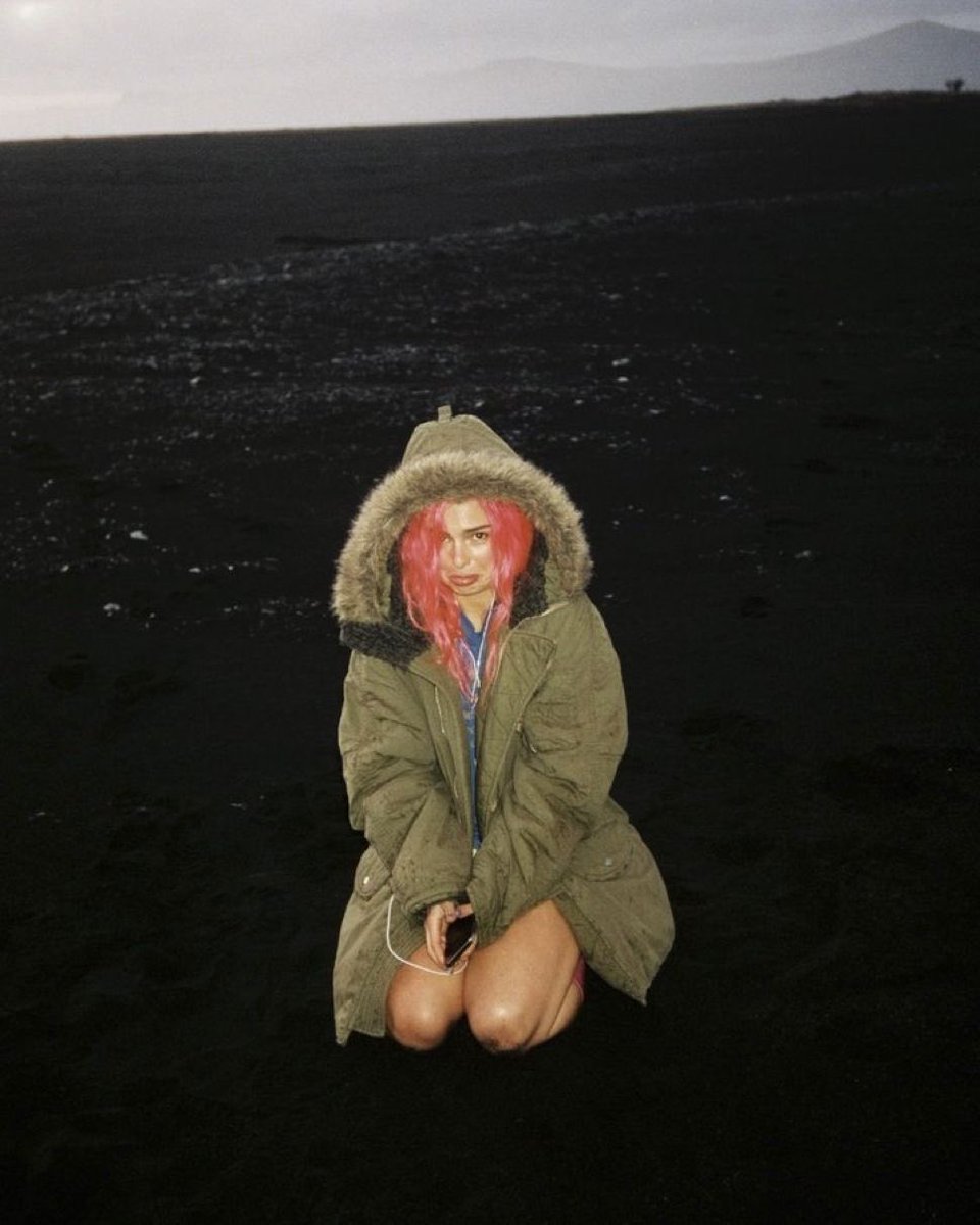 AddisonBase's tweet image. 🎧 on. I hit play. All things change in the blink of an eye.
Charli calls from a photo set, Living that life is romantic, right?