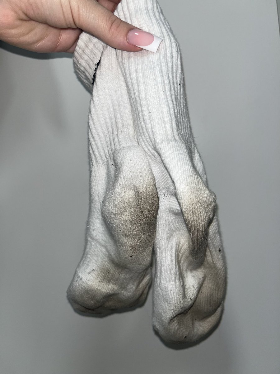 BalkanHerrin_69's tweet photo. Wie gern würdest du einen tiefen Atemzug von meinen durchgeschwitzten und göttlich duftenden Socken nehmen Loser?🔥😏
#sklaven #fetisch #zahlschwanz #socken #schmutzig #stinken #bezahlen #herrin #göttin https://t.co/4rZHzg0y4Y