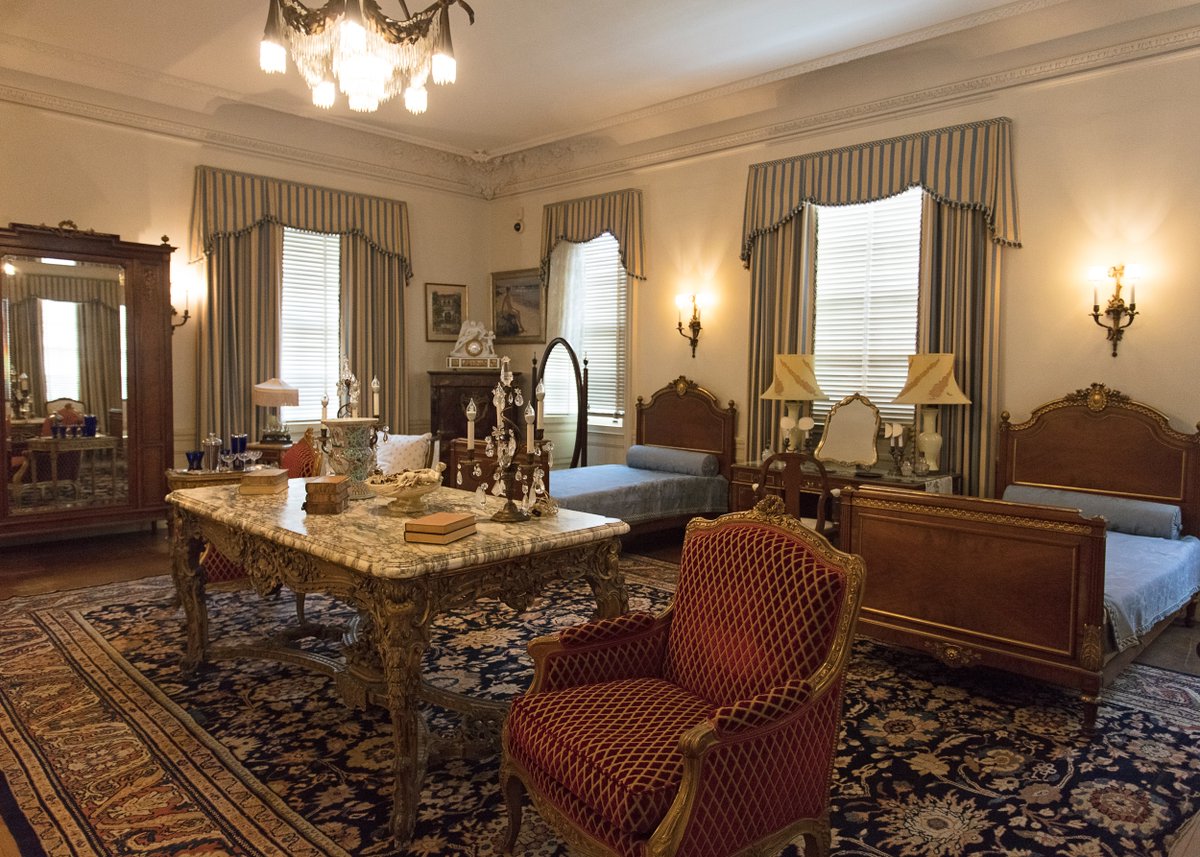 RITourism's tweet photo. ๐Walk through history in @DscvrNewportโs iconic Gilded Age mansions!
@TandCmag highlights The Breakers, Rosecliff, Chateau-sur-Mer, and others you can still see today.
๐ฒ https://t.co/Mi5pWXbT3g
#VisitRhodeIsland #TheClassicCoast https://t.co/ac39phz9Jl