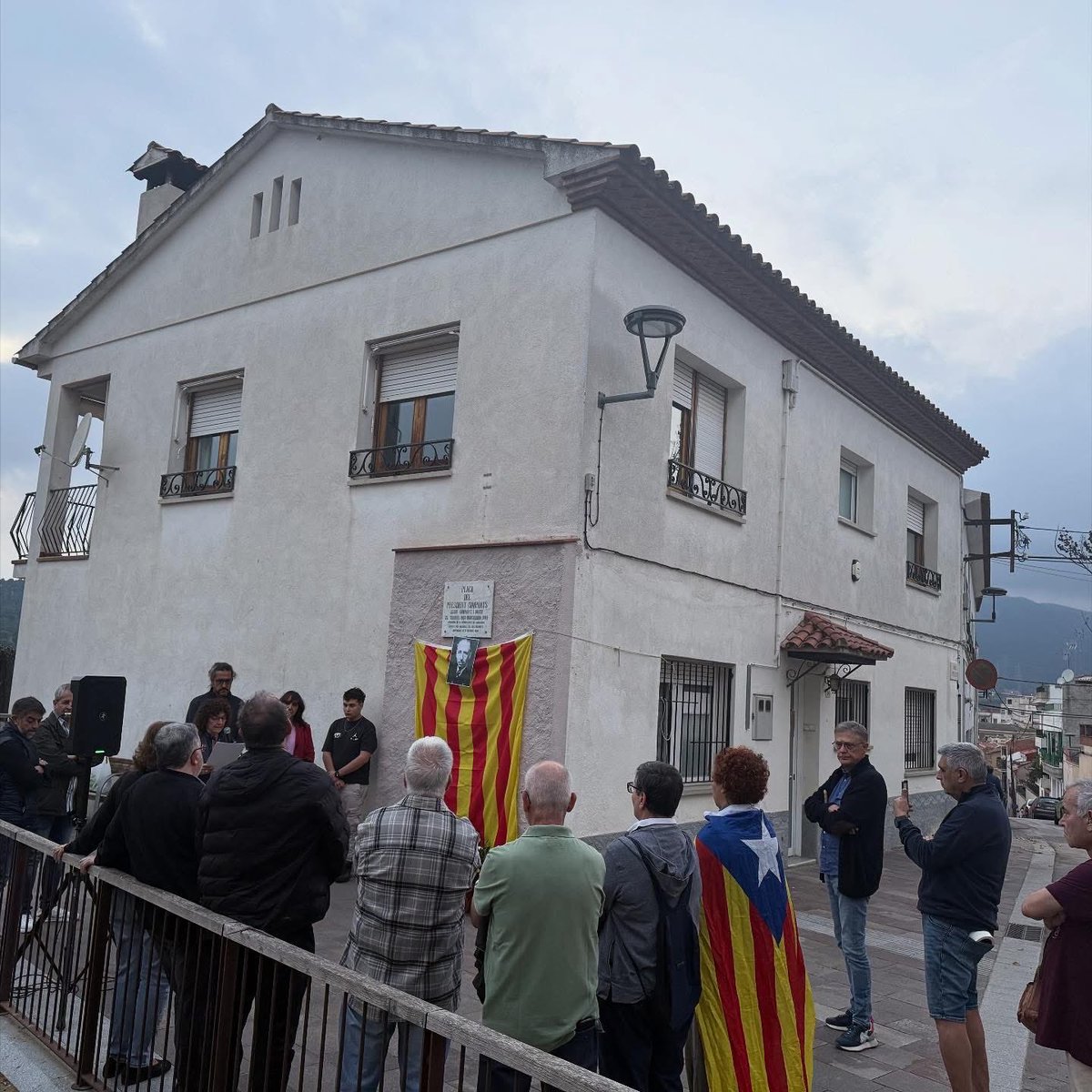 JxSentmenat's tweet photo. Avui hem assistit a l’homenatge a Lluís Companys a la plaça que porta el seu nom.

Record, respecte i compromís amb la seva memòria i amb els valors de la llibertat i la democràcia. 🌹

“Totes les causes justes del món tenen els seus defensors. Catalunya només ens té a nosaltres” https://t.co/gIowcaWjVr