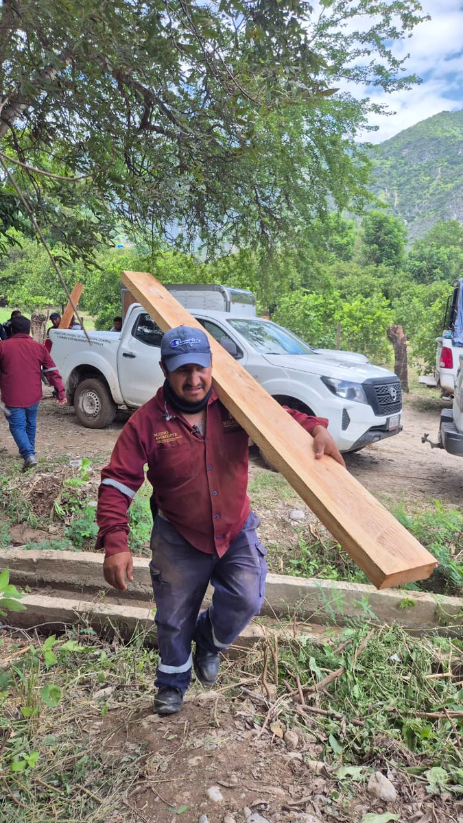 juliomenchaca_'s tweet image. Debido a las condiciones del terreno, brigadistas y personal operativo de @medioambiente_H se trasladaron a pie hasta las localidades incomunicadas de Vado Hondo, Quetzalapa, Rancho Nuevo y Santo Domingo, para realizar la entrega directa de ayuda a las familias.
#HidalgoUnido…