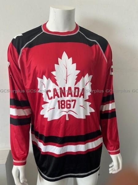 GCSurplus_PSPC's tweet image. Show your Canadian pride in style! From flex caps to jerseys, these must-haves are perfect for game days, cottage weekends and everything in between. 🇨🇦 

Score yours today on #GCSurplus ➡️ ow.ly/9T5l50XbMnY