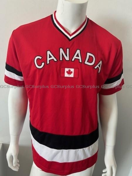 GCSurplus_PSPC's tweet image. Show your Canadian pride in style! From flex caps to jerseys, these must-haves are perfect for game days, cottage weekends and everything in between. 🇨🇦 

Score yours today on #GCSurplus ➡️ ow.ly/9T5l50XbMnY