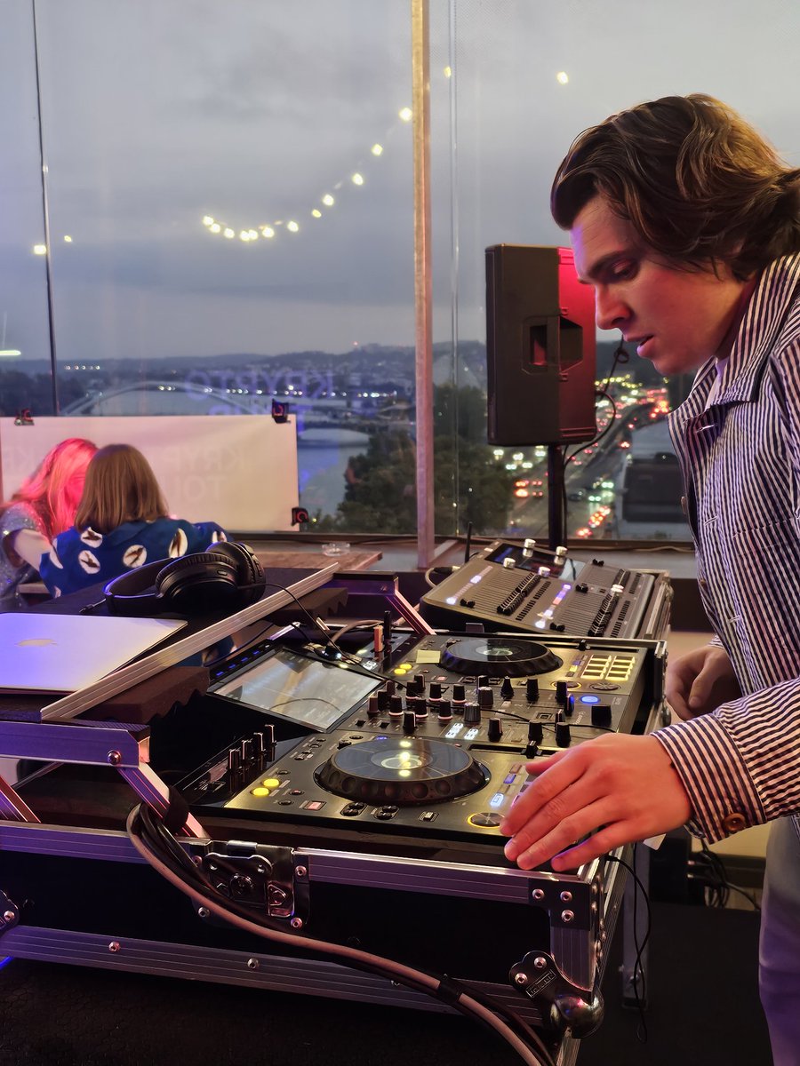 PautardR's tweet image. The essentials for a good VIP night:
• A stunning venue
• Cocktails 🍸
• A great DJ 👀
• And deep conversations between entrepreneurs 💬

KRYPTO-TOUR Lyon @KRYPTOSPHERE_