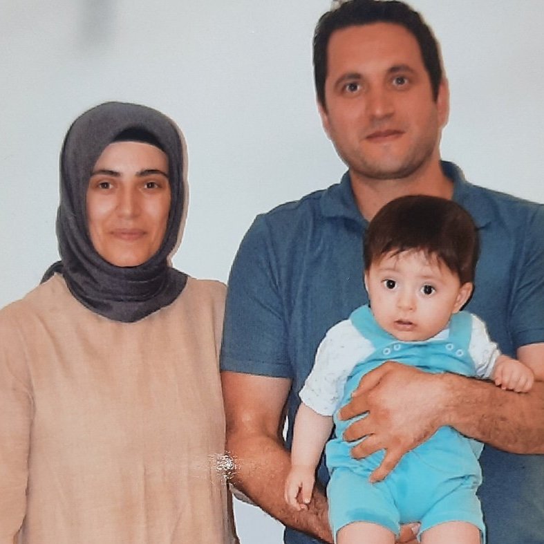 10 aylık Murat Efe, 3.5 aydır annesi Özlem Düzenli ile cezaevinde.

Ne beşiği ne de oyun alanı var, sağlığı  risk taşıyor.

Babası “Bebeğimiz dört duvar arasında çile çekiyor” diyor. 

Yargıtay ise anneye verilen cezayı usul ve hakkaniyet yönünden bozdu. 

11AylıkEfeyi Kurtarın