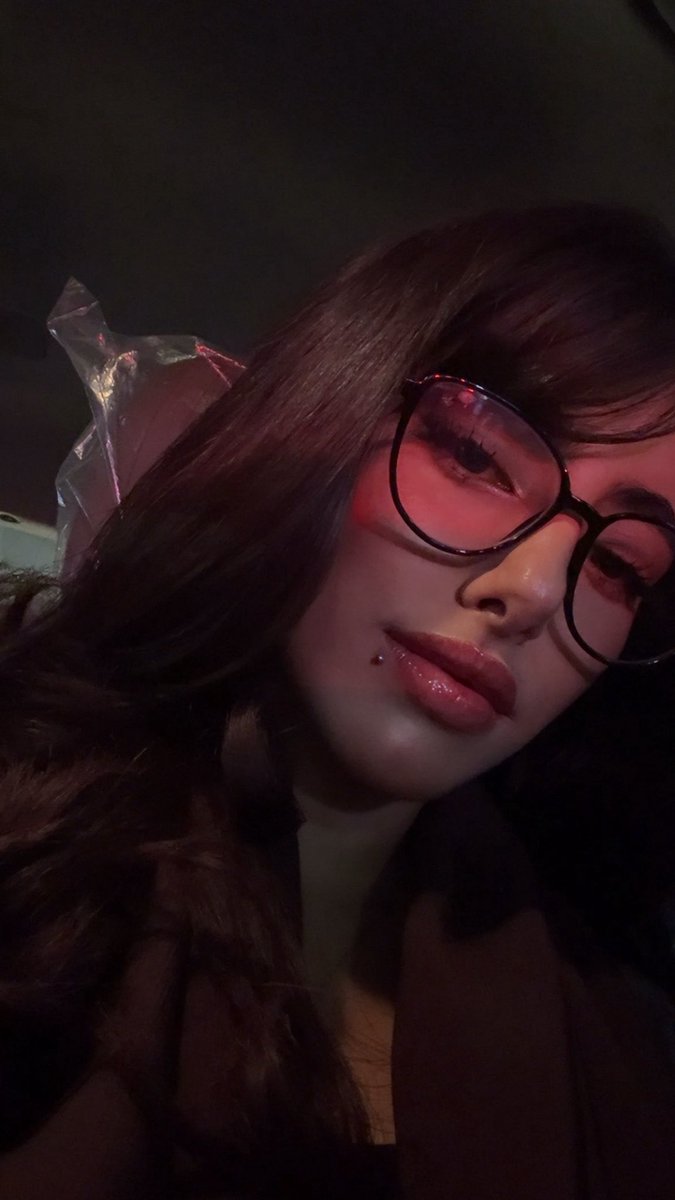 juliveshere's tweet photo. Js me and my glasses🤓 https://t.co/FAl0yGM6Zu