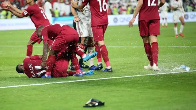 Qatari's tweet photo. لاتحتفل قدامي يالاعب ولا بنزل وبضربك بين جمهورك وعلى ارضك وياويلك اذا تكلمت انا ضيف !!! 😂

وبعتدي على رجال الامن وبعربد في الملعب وخلني على راحتي انا ضيف!!

في آسيا 2019 كنا ضيوفكم وبدون ولا شخص قطري في الملعب ؟ 

شسويتوا ؟ تفضل 👇🏼

ومع ذلك استقبلناكم باخلاقنا وبشيمنا وجلستوا في الاماكن المخصصة لنا ومعانا لان احنا اهل واخوان.. والله انا جنبي 2 اماراتيين .. كفاكم ادعاء للمظلومية … 👇🏼