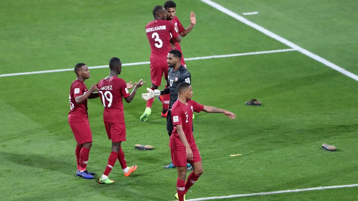 لاتحتفل قدامي يالاعب ولا بنزل وبضربك بين جمهورك وعلى ارضك وياويلك اذا تكلمت انا ضيف !!! 😂

وبعتدي على رجال الامن وبعربد في الملعب وخلني على راحتي انا ضيف!!

في آسيا 2019 كنا ضيوفكم وبدون ولا شخص قطري في الملعب ؟ 

شسويتوا ؟ تفضل 👇🏼

ومع ذلك استقبلناكم باخلاقنا وبشيمنا وجلستوا في