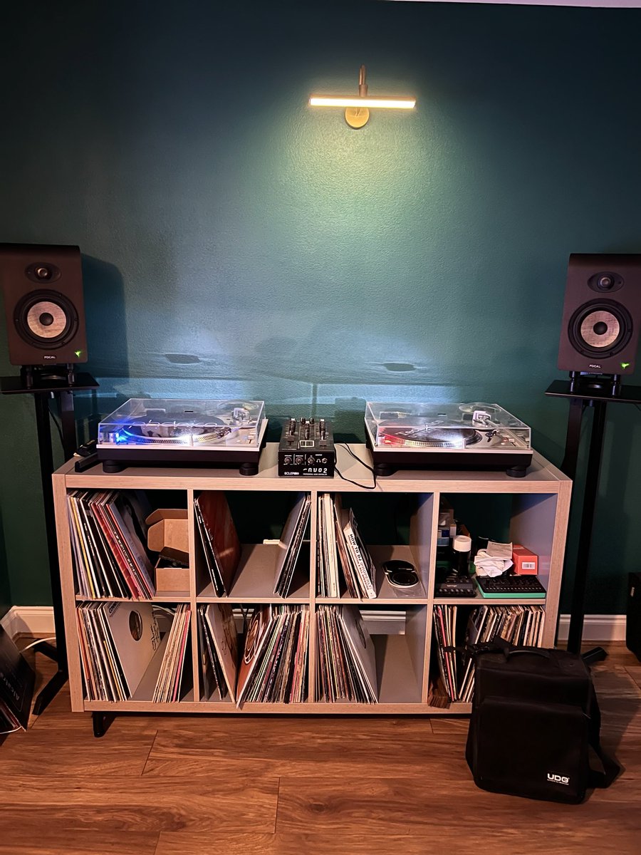 trominomusic's tweet image. Finally got a light for my new DJ set up. The lights on the Technics do a job but this picture frame light really looks and feels nice. DJ mixer upgrade in the year.  #djsetup #vinylrecords #technicssl1200 #focalshape65