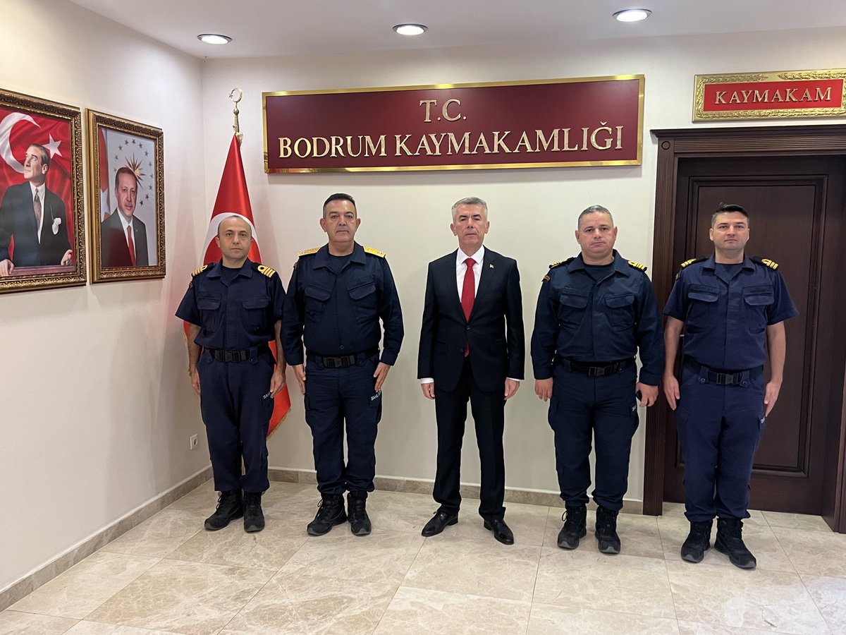 Sahil Güvenlik Ege Deniz Bölge Komutanı SG Tümamiral Tayfun Paşaoğlu, Kaymakamımız Ali Sırmalı’yı ziyaret etti. Kendisine nazik ziyaretinden dolayı teşekkür ederiz.