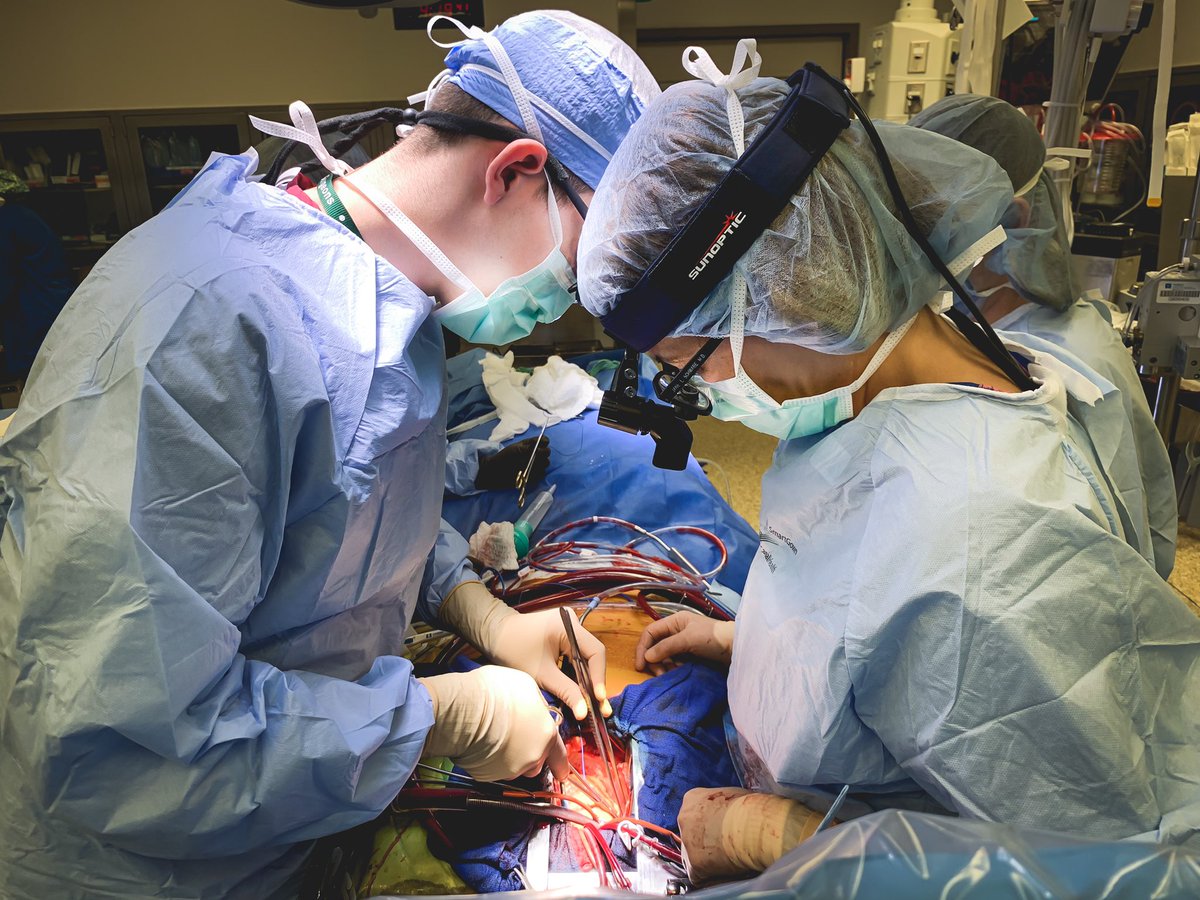 خلال جراحة القلب المفتوح، كان الفريق الجراحي يتكون من جراح متدرب ووالدته استشارية جراحة القلب.  تجربة مرضية للغاية.