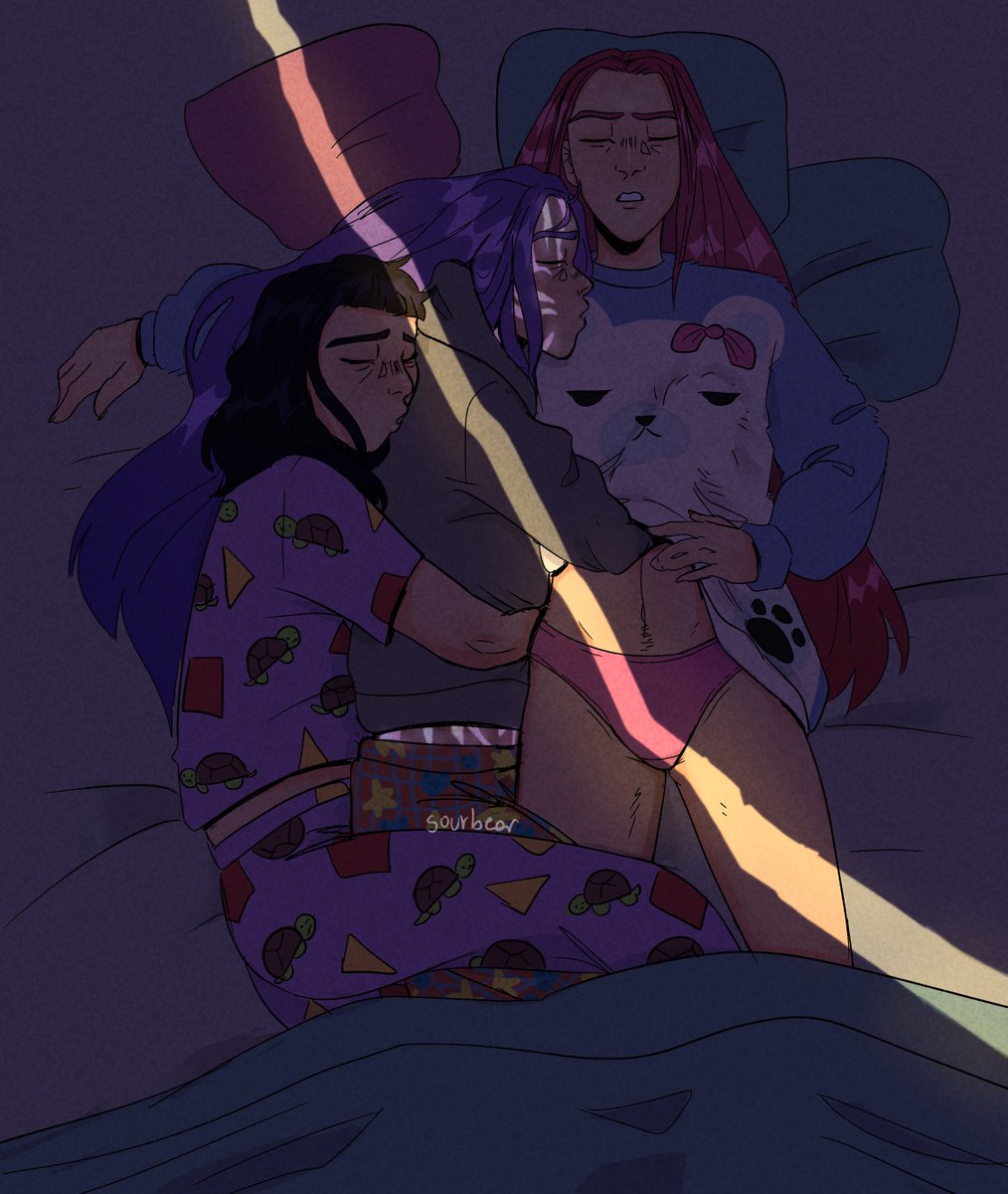 s0urbear_'s tweet image. Three mimir
Zoey likes to be the big spoon, Rumi holds a bood for comfort and Mira is a pillow for her girlfriends 
#polytrix