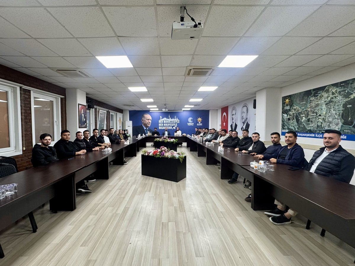akbasaksehir's tweet photo. Haftalık Olağan Yönetim Kurulu Toplantımızı, Başkanımız @SuleymanAksoyy ’un başkanlığında, İl Başkan yardımcımız @agacaseyma ve İl Sorumlumuz @ahmethcinar ’ın katılımıyla gerçekleştirdik.

Gençliğin inancı, davanın gücüyle! 🇹🇷 https://t.co/SEHjNukxwy