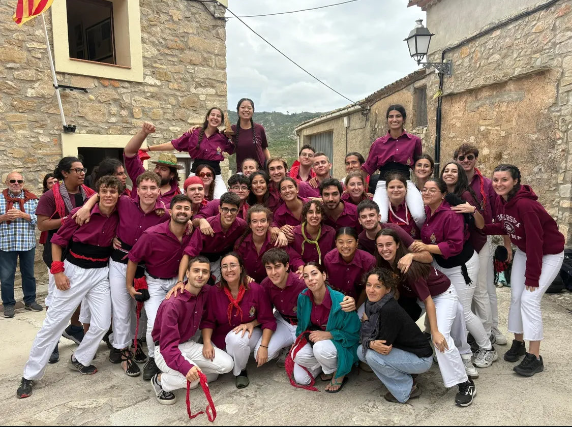 Aquest passat diumenge vam estar un any més a la diada en memòria a Nativitat Yarza, la primera alcaldesa (dona) escollida democràticament a Catalunya💜 al poble de Bellprat.
Resum de la diada:
-2 id3d6
-4d6 conjunt amb marracos🍇🩶
-pilar de 4
tots castells femenins!