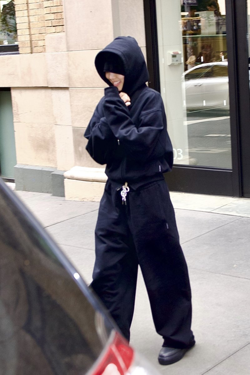 KarasCasshern's tweet photo. Nayeon out in NYC before Victoria Secret Show

#Nayeon #나연 #ナヨン #VSFashionShow
#TWICE #트와이스 https://t.co/NQGsxPqF2w